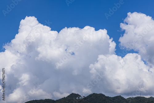 六甲山上にかかる夏の雲・山頂に見えるのは布引ハーブガーデン　神戸市中央区にて
