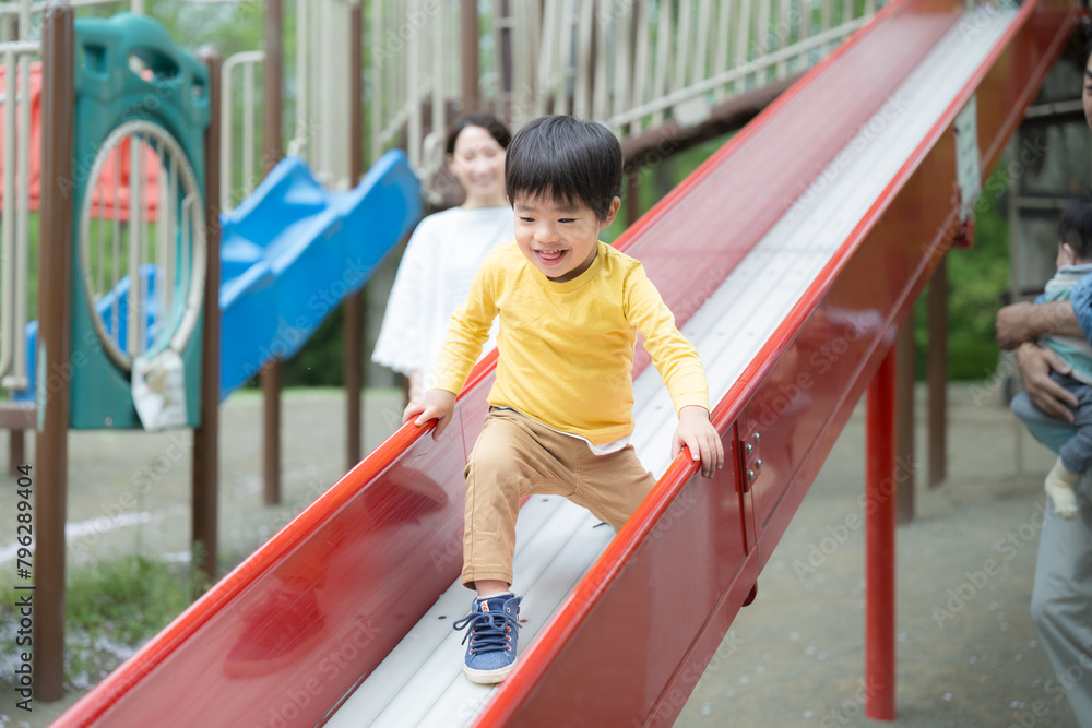 Obraz premium お母さんと一緒に公園で遊ぶ子供 子育てや育児のイメージ