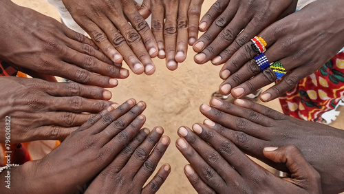 Afrikanische Hände im Kreis - Männer Hände aus Afrika in einer Gruppe 