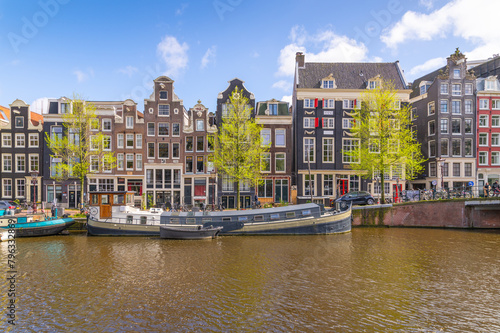 Obraz na płótnie Canal in Amsterdam on a sunny day w salonie