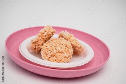 Savory crackers made from round sticky rice are called rengginang