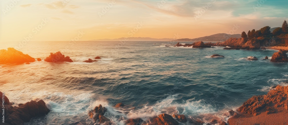Obraz premium Sunset over rocky beach