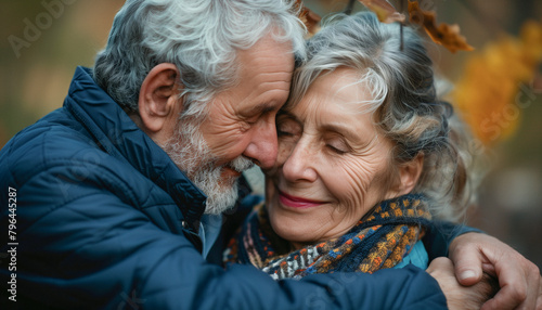 Homme senior enlacant délicatement sa femme avec beaucoup de tendresse et d'amour photo