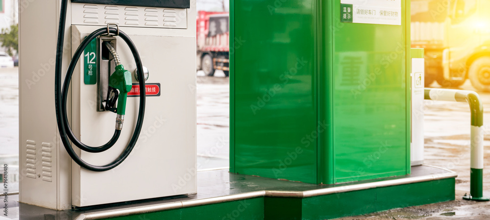 Obraz premium Fuel gun hanging on the fuel dispenser