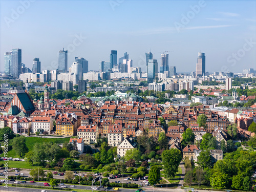 Panorama Warszawy z lotu ptaka nad Wisłą i centrum nowoczesne miasta w tle #796528697