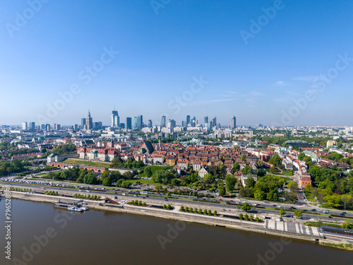 Panorama Warszawy z lotu ptaka nad Wisłą i centrum nowoczesne miasta w tle #796528848