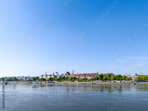 Panorama Warszawy z lotu ptaka nad Wisłą i centrum nowoczesne miasta w tle #796529480