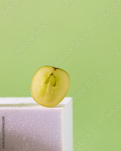 Green grapes. Zielone winogrono. Makro zdjęcie. Ujęcie winogron z bliska. Kadr © po.foto