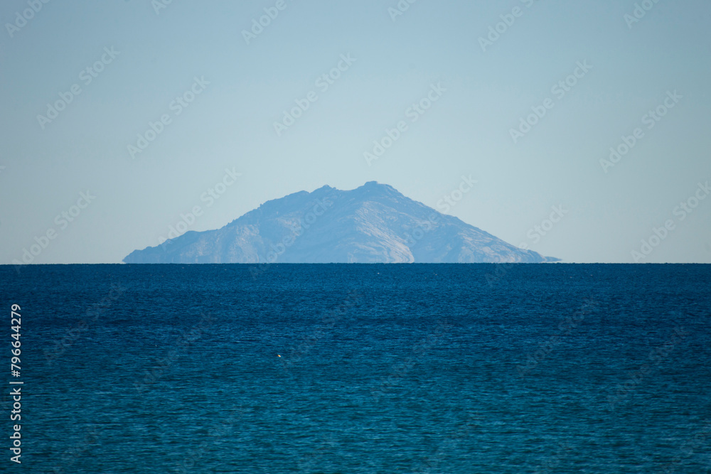 Italia, Toscana, Livorno, Isola d'Elba. Il mare e l'isola di Montecristo.
