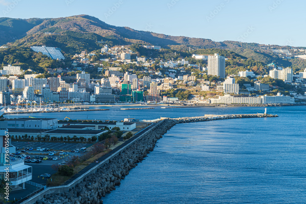 Fototapeta premium 再開発が進む、熱海のビーチとマンションとホテルの風景