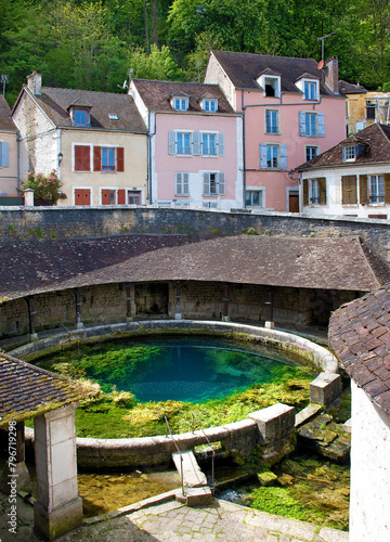 Fosse Dionne in Tonnerre, Waschplatz an Karstquelle mit türkisblauem Wasser
