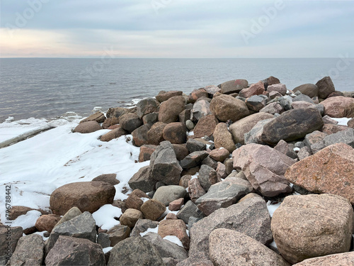 Large stones lie on the seashore. Stone ridge.