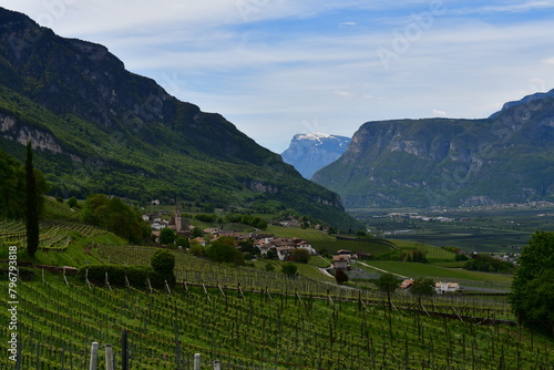 Schöne Landschaft bei Montan in Südtirol mit Blick ins Etschtal 