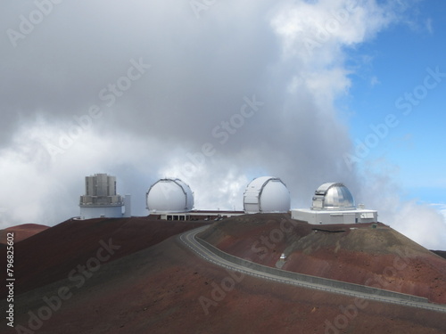 Observatorium auf dem Mauna Kea auf Hawaii in Wolken photo