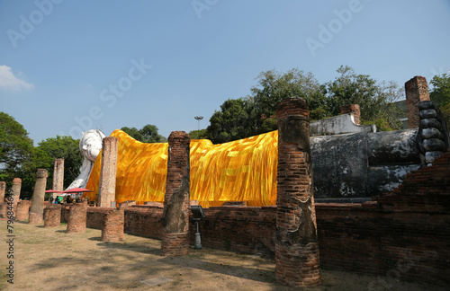 The golden yellow robe covers the white reclining Buddha image at Wat Khun Inthapramun. © Warida.lnnl