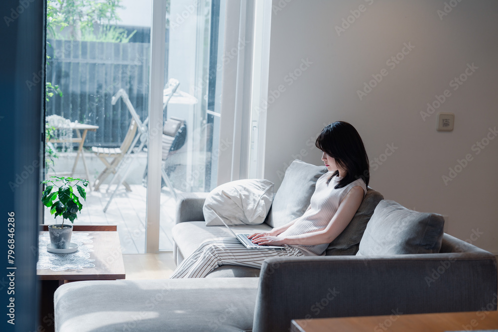 在宅勤務をする若い女性 在宅勤務をする若い女性