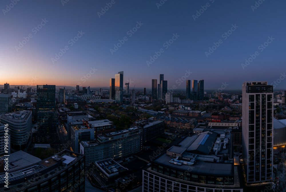 Obraz premium Panoramic Manchester skyline during early sunrise