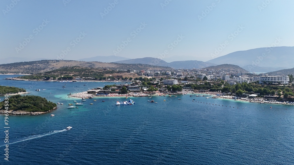 Hafen küste nähe dem strand in albanien ksamil saranda von oben mit der dji air 3 im sommer 