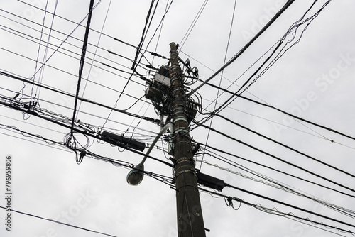 Kable i przewody na słupie elektrycznym w Japonii. photo