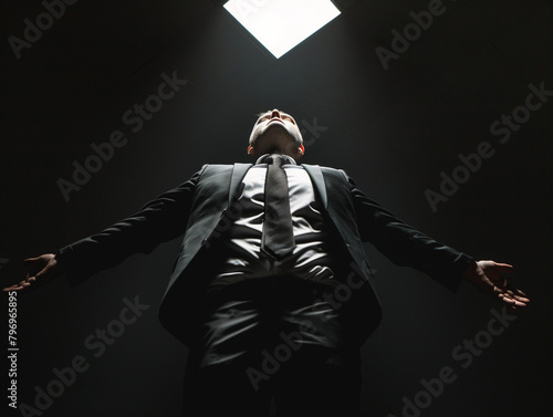 Un jeune homme d'affaires en costume, manager ou haut potentiel nimbé de lumière, symbole de promotion au travail et de réussite sociale