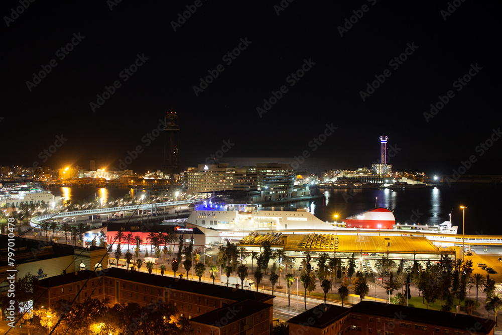 Panorama nocturne du port de plaisance de Barcelone