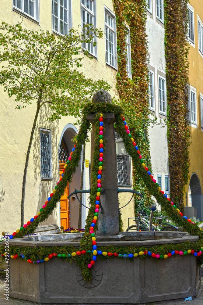 Geschmückter Brunnen in der Altstadt von Isny im Allgäu (Baden-Württemberg)