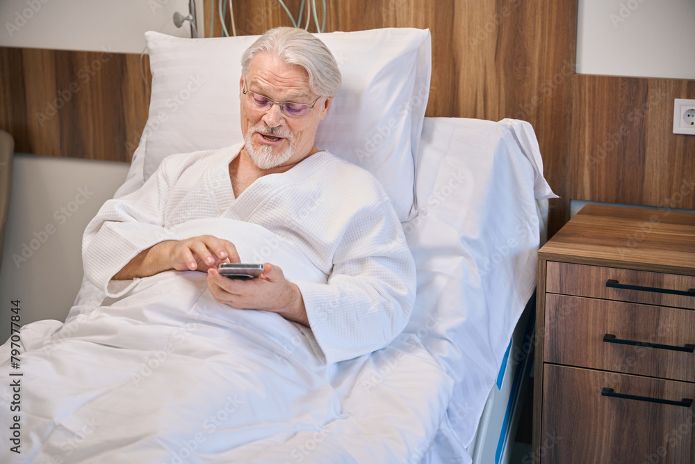 Obraz premium Senior male patient recovering from disease in hospital