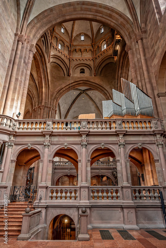 Blick auf den Westchor des Mainzer Doms mit Krypta, Treppe und romanischen Rundbögen der Kirchendecke