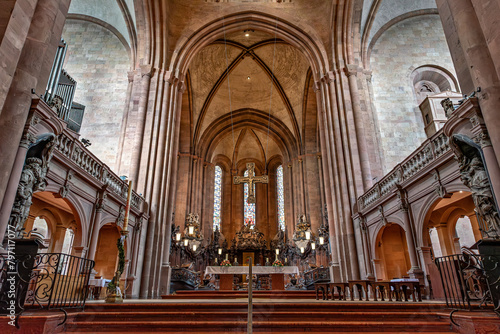 Kreuz, Apsis Kreuzrippengewölbe und Verzierungen des menschenleeren Altarraums des Mainzer Doms photo