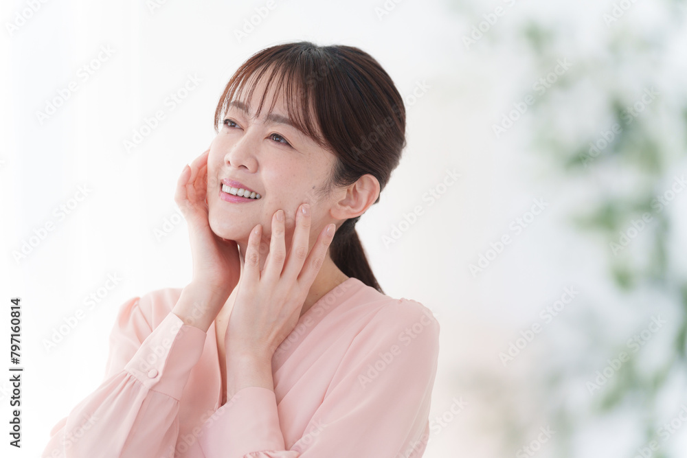 笑顔のミドル女性