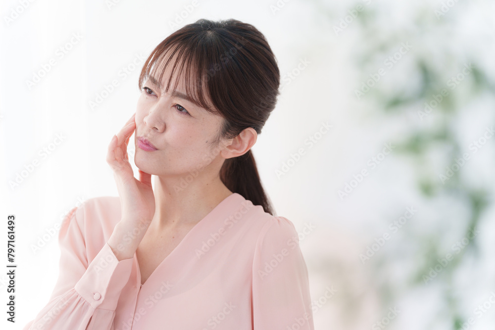 考えるミドル女性