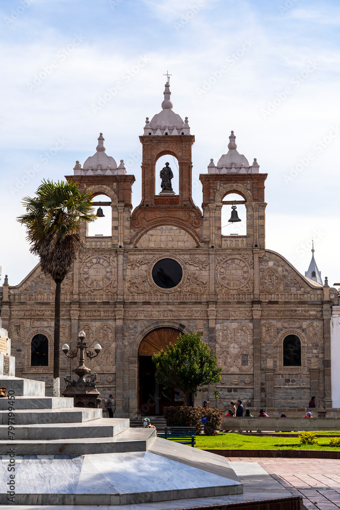 Iglesia la Catedral de Riobamba y parque Sucre, cielo despejado 