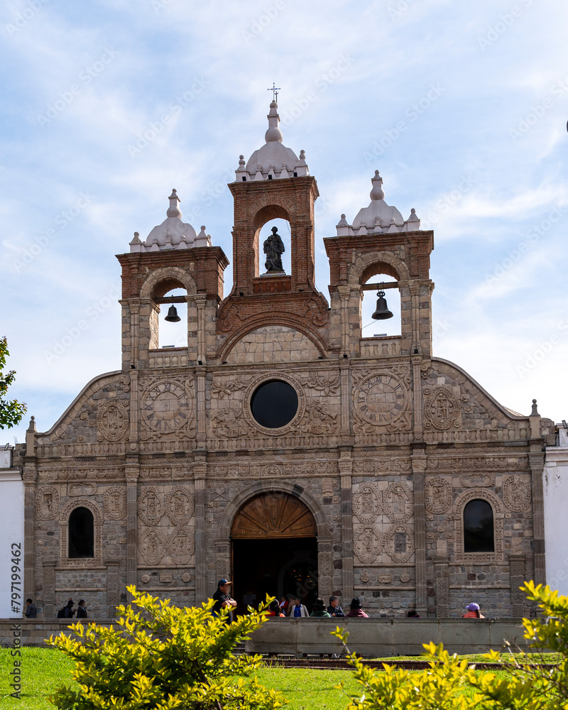 Iglesia la Catedral de Riobamba y parque Sucre, cielo despejado 