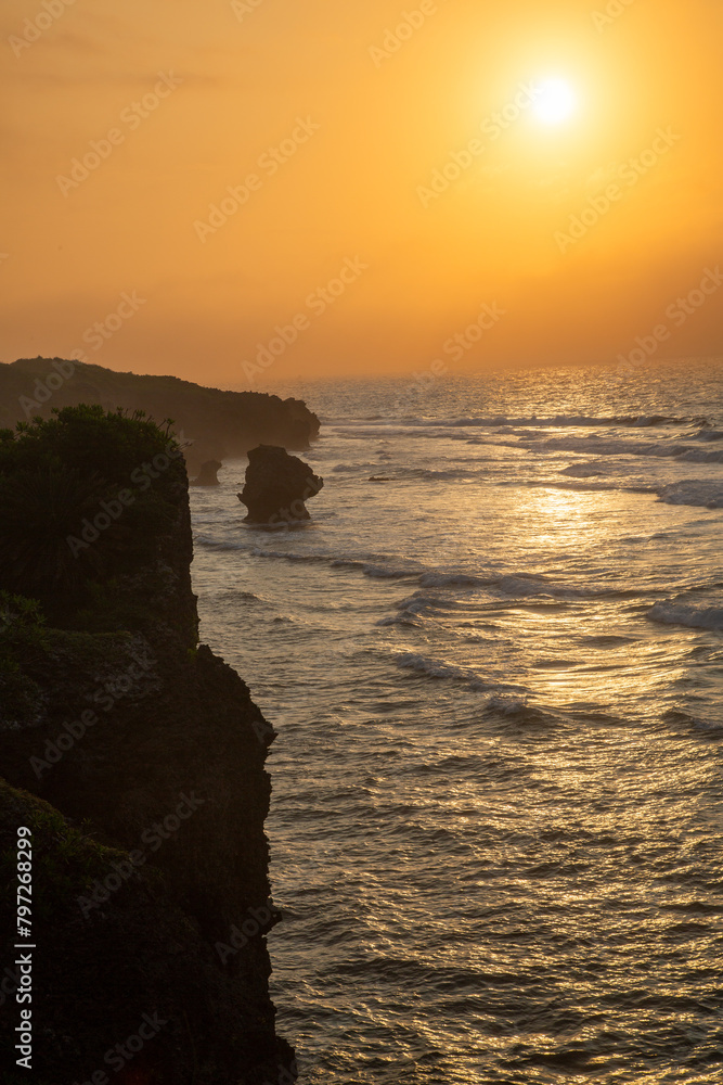 沖永良部島ウシジ浜の日の出、奇岩群