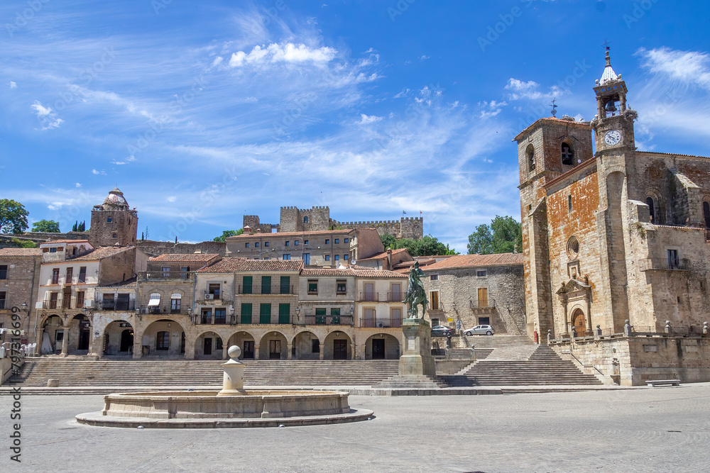 Fototapeta premium Statue of Francisco Pizzaro on horse and the Roman Catholic church of San Martin, Plaza Mayor, Trujillo, Spain