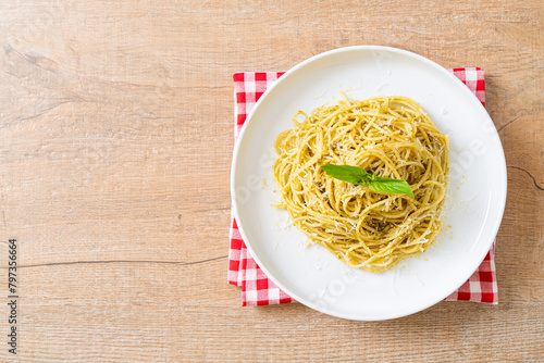 pesto spaghetti pasta - vegetarian food