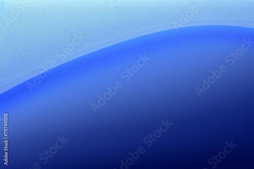 エレガントなサファイアブルーの背景に白いかすんだ上枠と暗い黒のグランジテクスチャの下枠、豪華なブルーのデザイン