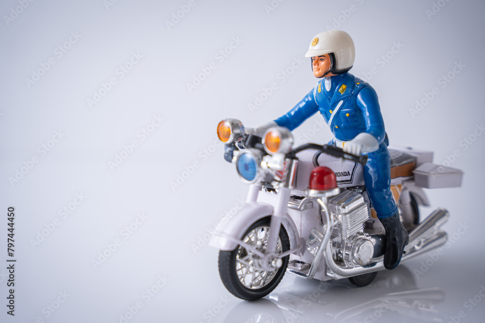 警察の白バイ オートバイ  交通違反