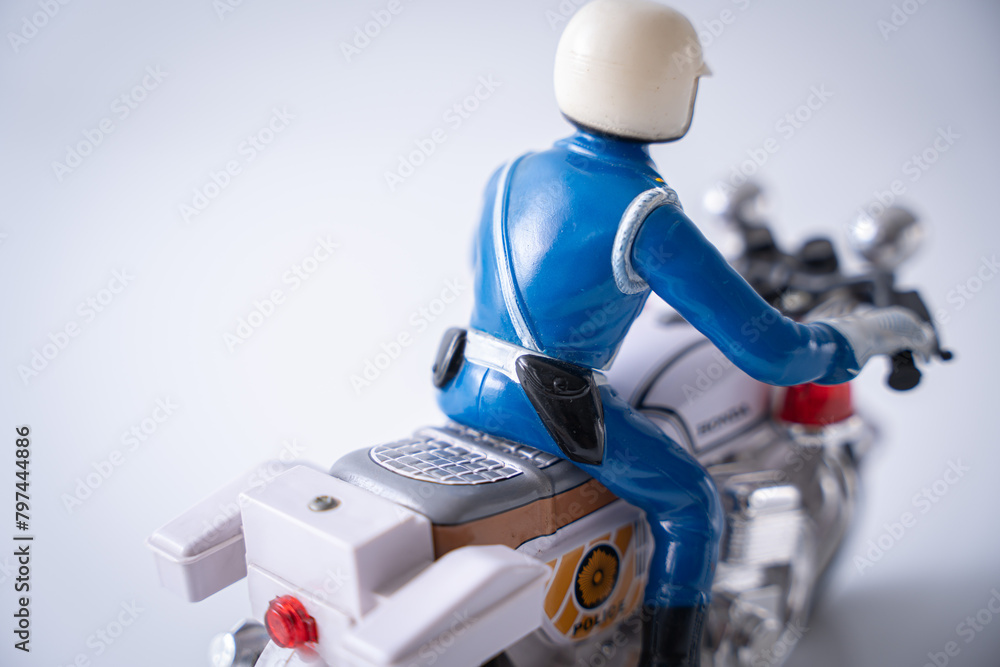 Fototapeta premium 警察の白バイ オートバイ 交通違反