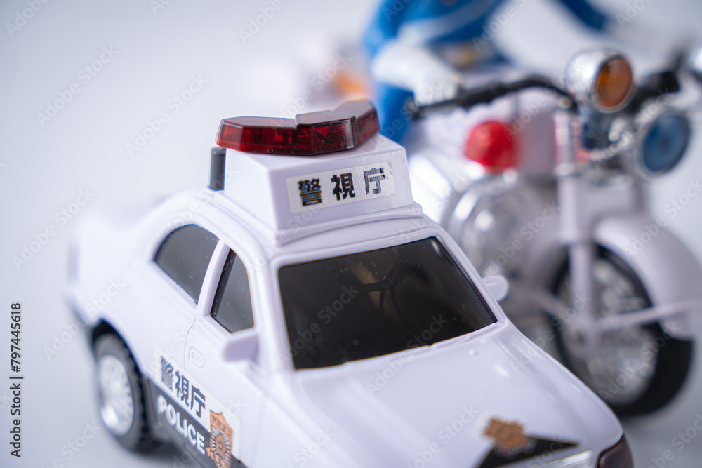 Obraz premium 警察の白バイ オートバイ 交通違反