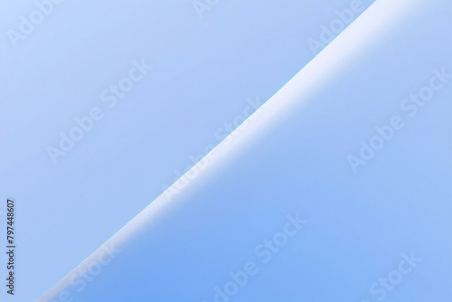 Elegante fondo azul zafiro con borde superior blanco brumoso y borde inferior de textura grunge negro oscuro  dise  o azul de lujo