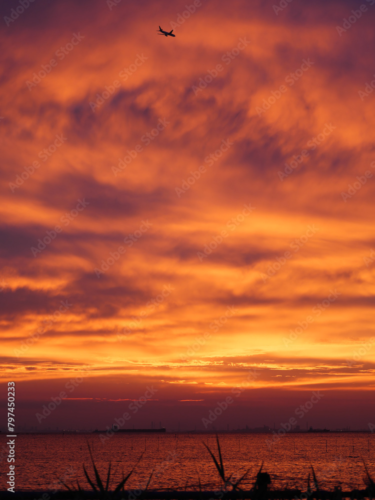 江川海岸の夕焼け雲(空)と飛行機