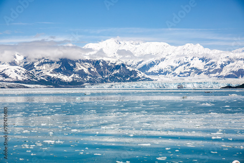 Uitzicht op de Hubbard-gletsjer, deze ligt in het oosten van Alaska en gedeeltelijk in Yukon. De gletsjer komt de baai binnen met het grootste deel van het ijs onder de waterlijn.  photo