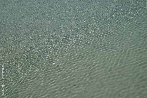 Reflets du soleil dans l'eau de mer © Richard Villalon