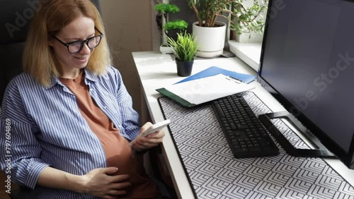 pregnant woman with smartphone, online pregnancy and childbirth applications, information for parents, internet sites for mothers photo
