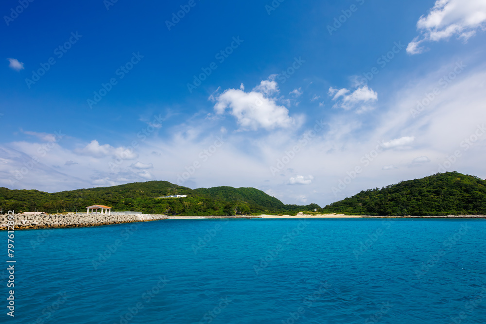 座間味諸島の阿嘉島に到着。
美しい阿嘉港に入港。
Arrive at Aka Island in the Zamami Islands.
Arrive at the beautiful Aka Harbor.
日本国沖縄県那覇市にて。
2021年4月27日撮影。

高速ジェット船、クイーンざまみ３世号で慶良間諸島へ向かう。
那覇の海の玄関口、那覇泊港。

In Naha City, Okinawa