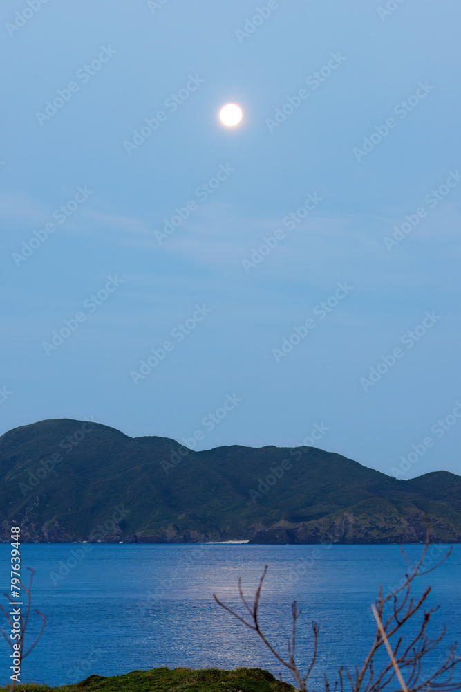 早暁の阿嘉島、天城(アマグスク)展望台。
西方の久場島にはまだピンクムーンの満月が空に残っている。
海には美しいムーンロードが見える。
日本国沖縄県島尻郡慶良間諸島の阿嘉島にて。
2021年4月27日撮影。
Amagusuku Observatory, Aka Island in the early morning.
The full pink moon is still in the sky o 早暁の阿嘉島、天城(アマグスク)展望台。
西方の久場島にはまだピンクムーンの満月が空に残っている。
海には美しいムーンロードが見える。
日本国沖縄県島尻郡慶良間諸島の阿嘉島にて。
2021年4月27日撮影。
Amagusuku Observatory, Aka Island in the early morning.
The full pink moon is still in the sky o