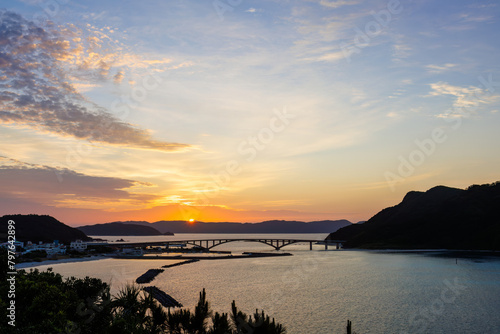 早暁の阿嘉島、天城（アマグスク）展望台。
東の座間味島から日が昇る。
右手から慶留間島、阿嘉大橋、阿嘉港が見える。
日本国沖縄県島尻郡慶良間諸島の阿嘉島にて。
2021年4月27日撮影。


At Aka Island, Kerama Islands, Shimajiri-gun, Okinawa, Japan.
Photographed on April 27, 2021.
Amagusuku  photo