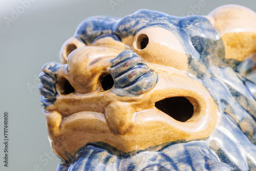 Fototapeta Naklejka Na Ścianę i Meble -  沖縄特有の守り神の像、シーサー。
獅子をモチーフにした像で、どこの家庭でも要所に置かれている。
Shisa, a guardian deity statue unique to Okinawa.
It is a statue with a lion motif, and is placed at 日本国沖縄県島尻郡慶良間諸島の阿嘉島にて。
2021年4月28日撮影。


At Aka Island