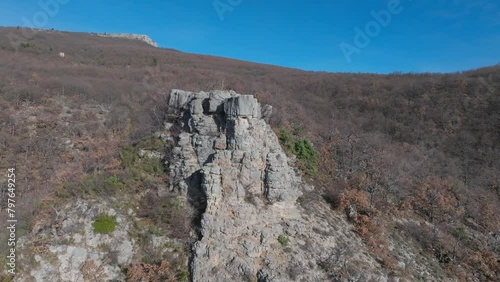 Plongez dans une perspective divine de la chapelle de Done à Montbrun les Bains, France, à travers cette vidéo aérienne saisissante. photo